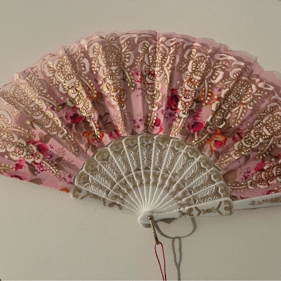 Always Have your fans on style 🪭🪭🪭 for 5️⃣ - Picture 4 of 13